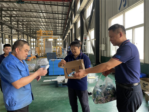 平博pinnacle体育自动缠绕包装机厂家为一线员工“送清凉”