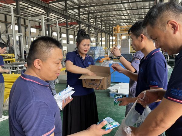 平博pinnacle体育自动缠绕包装机厂家为一线员工“送清凉”